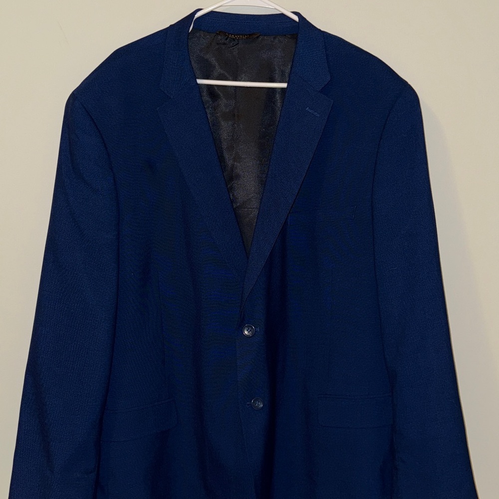 Navy Blue Sport Coat with Notched Lapel and Structured Silhouette